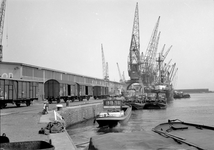 849023 Gezicht op de kade bij het Vereenigd Cargadoorskantoor in de Coenhaven te Amsterdam.